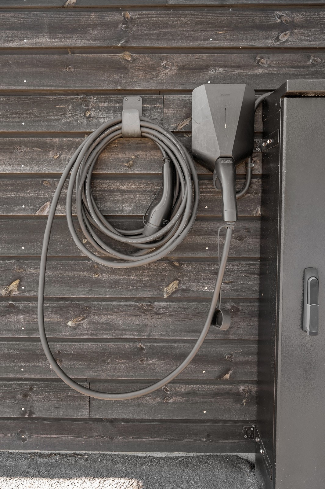 Lader for elbil av type Easee. Galleribilde