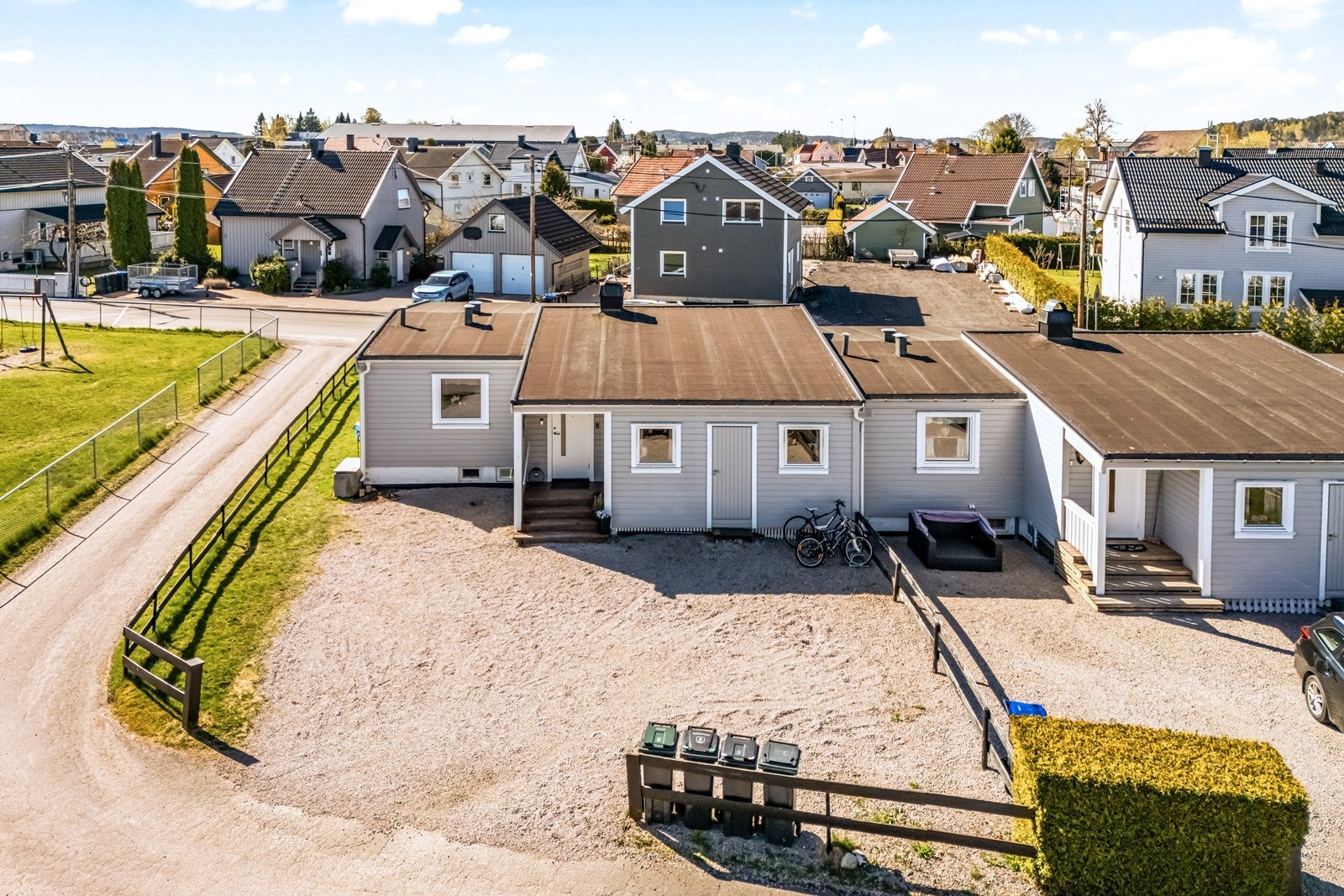 Rekkehuset har en praktisk planløsning og nærliggende tilgang til uteplasser. Galleribilde
