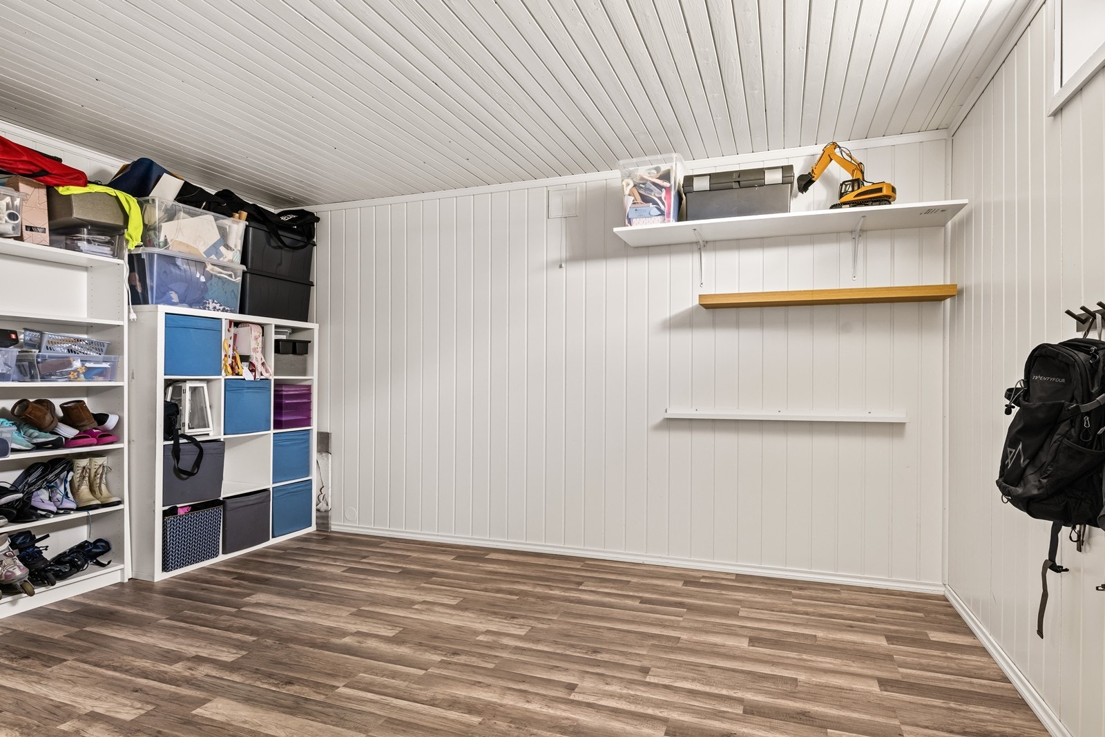 Rommet i kjeller har laminatgulv og vegger med plater og panel, samt tilhørende oppbevaringsmuligheter (ikke godkjent for varig opphold) Galleribilde