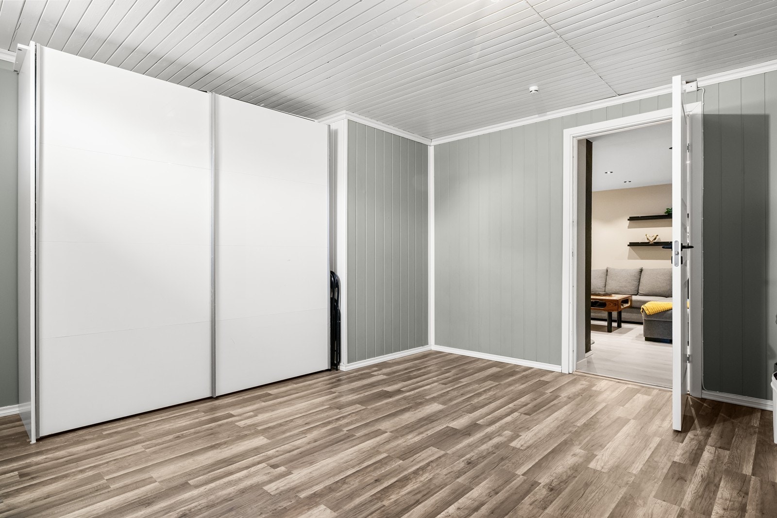 Dette rommet i kjeller er utstyrt med en romslig skyvedørsgarderobe som tilbyr god oppbevaringsplass (ikke godkjent for varig opphold) Galleribilde