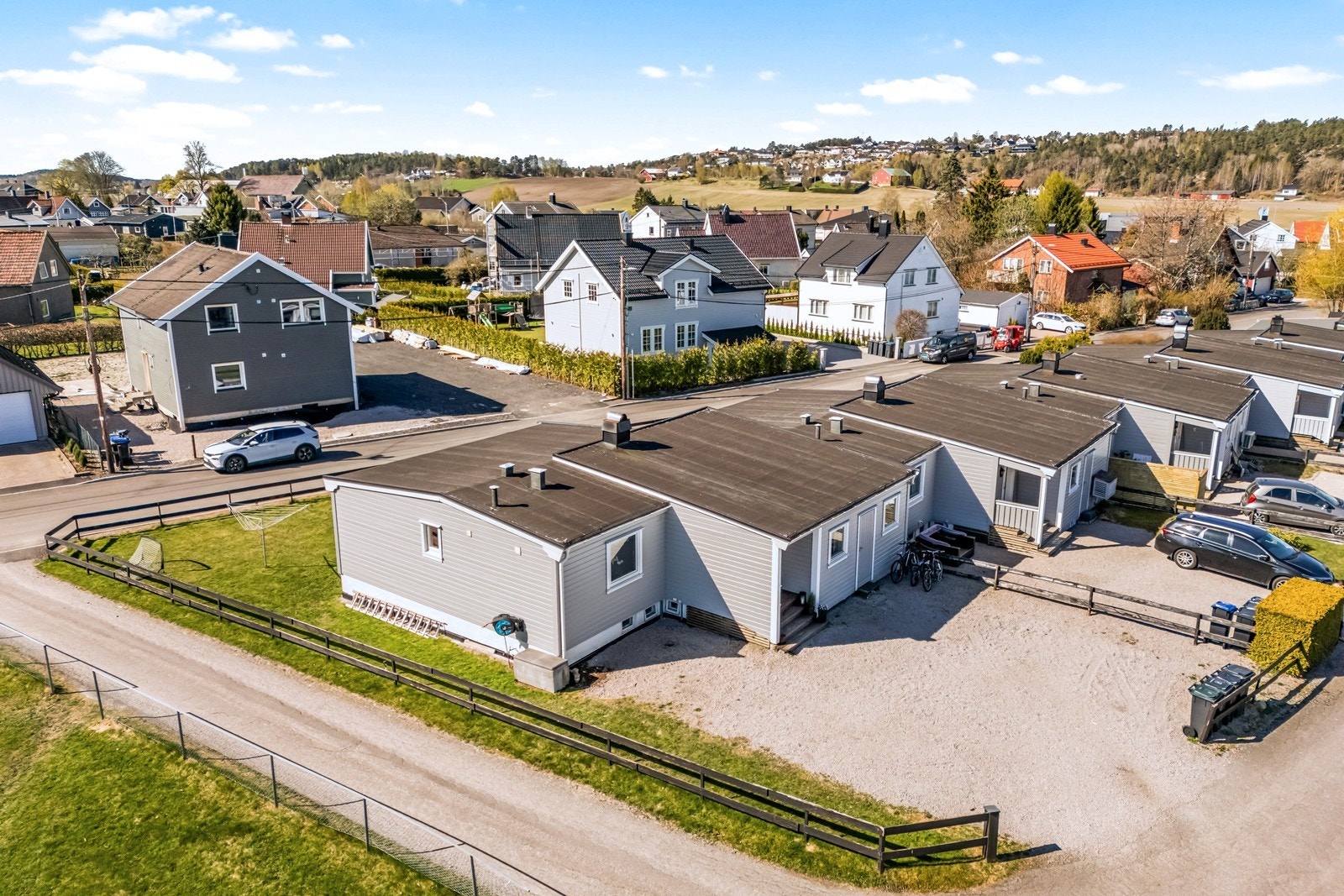 Eiendommen har en gruslagt innkjørsel og gårdsplass med gode parkeringsmuligheter. Galleribilde