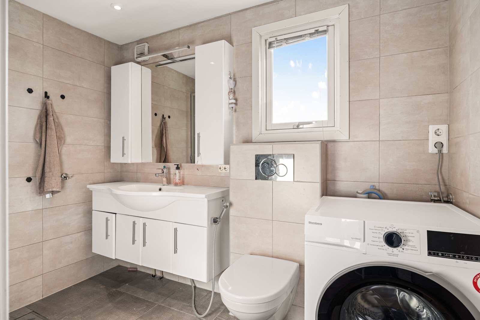 Badet har flislagte vegger og gulv samt elektriske varmekabler for økt komfort. Galleribilde