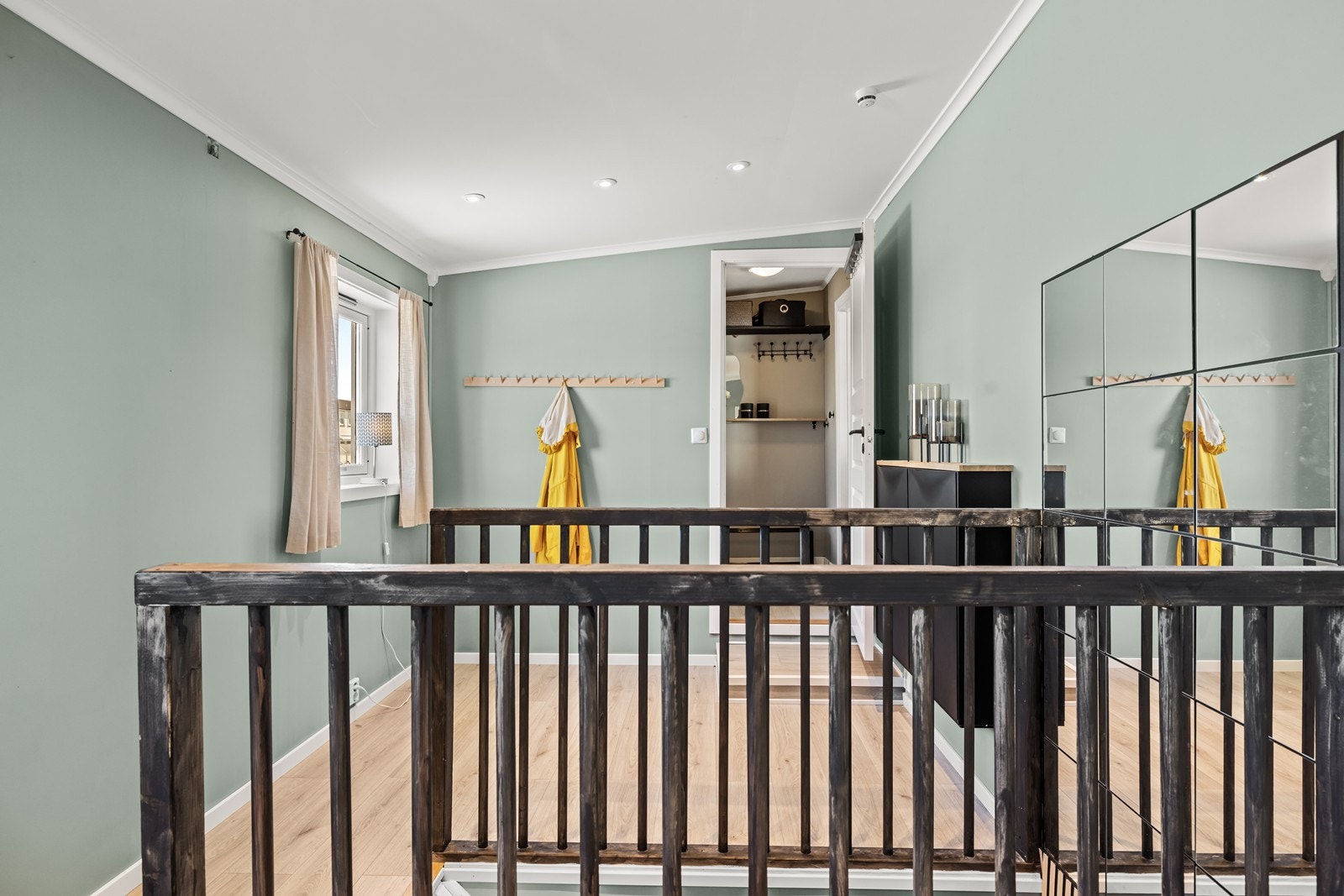 Fra trappegangen er det tilgang til oppbevaring og garderobe. Galleribilde
