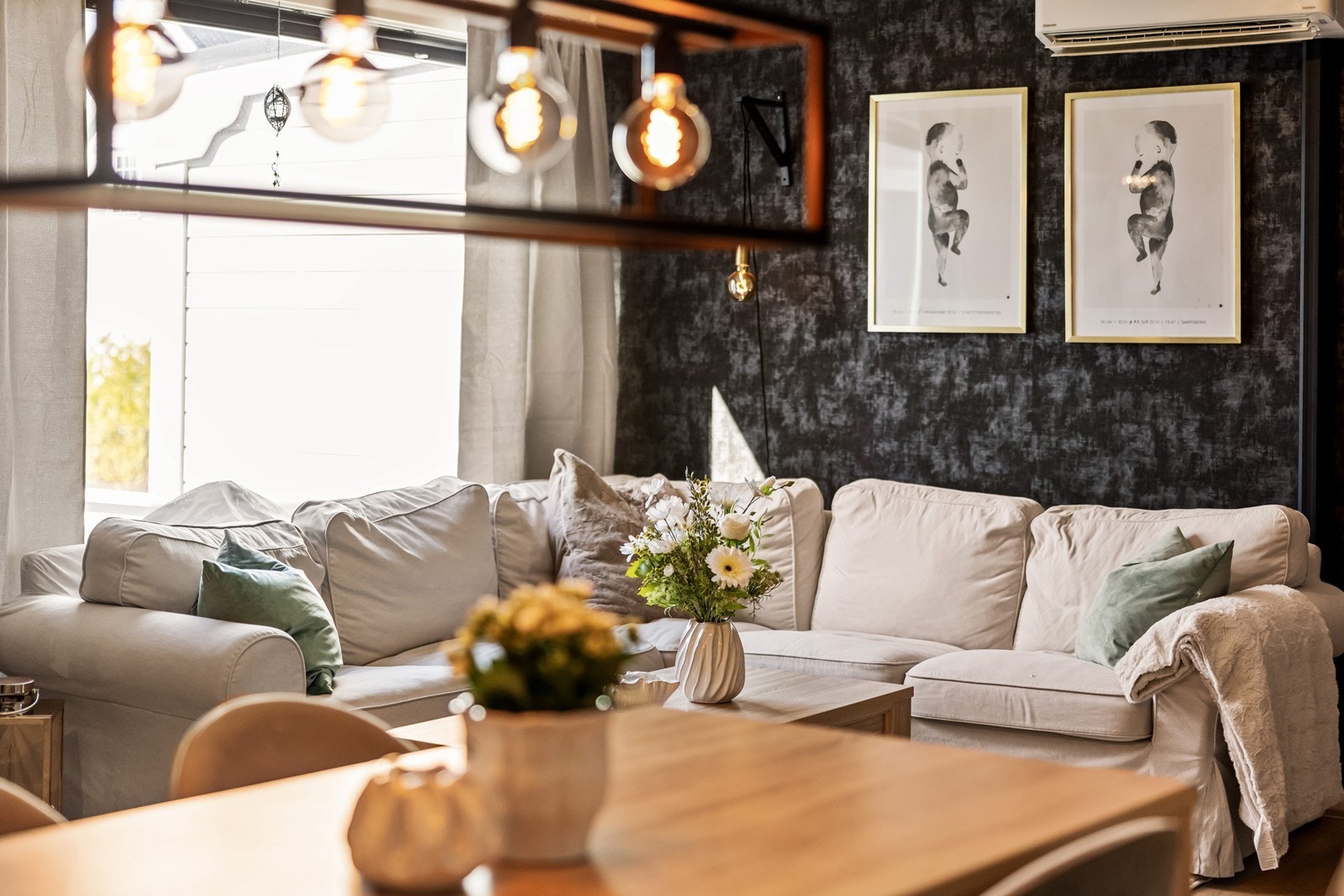 Store vindusflater slipper inn rikelig med dagslys og gir utsikt mot uteområdet. Galleribilde