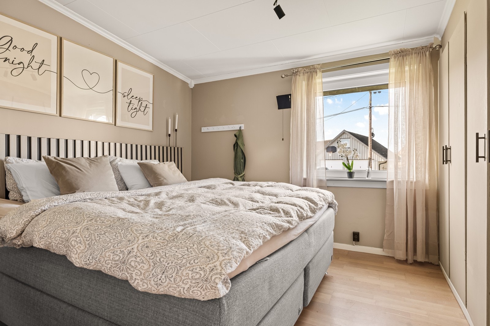 Plass til dobbeltseng og garderobeskap gir et funksjonelt hovedsoverom. Galleribilde