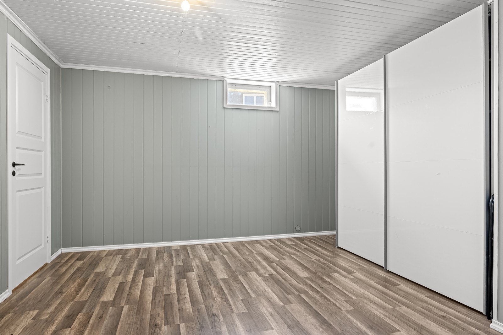 Plasseringen av vinduene i dette rommet bidrar til naturlig lysinnslipp og et lyst innemiljø (ikke godkjent for varig opphold) Galleribilde