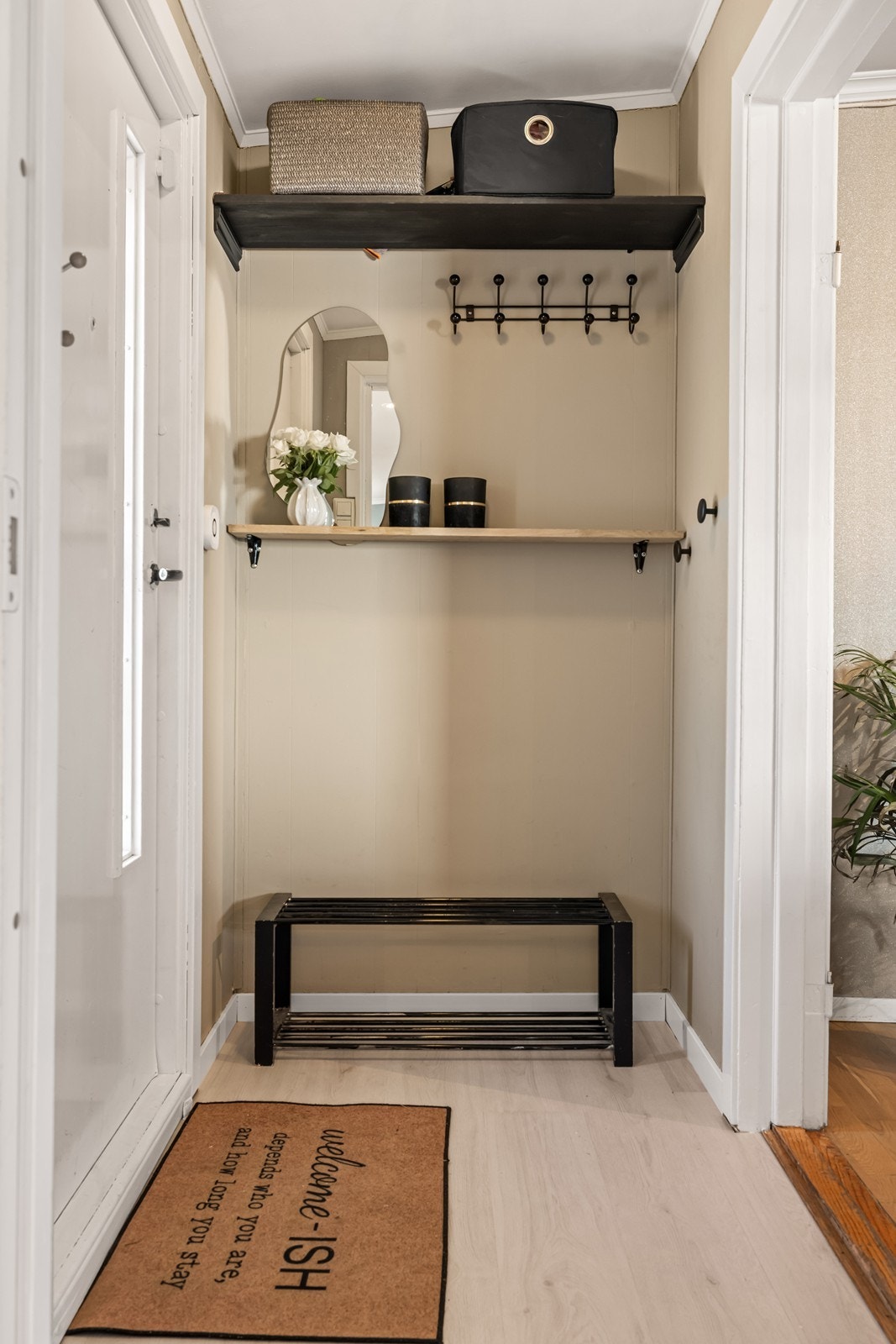 Garderobe gir praktisk oppbevaringsplass i entréen, sammen med plass til sko og jakker. Galleribilde