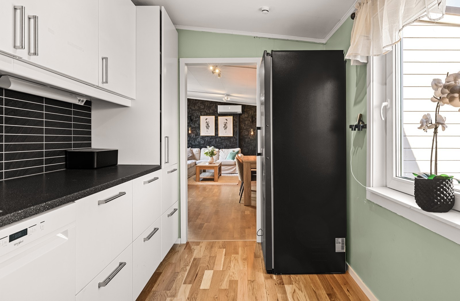 Kjøkkenet har forbindelse til stuen. Galleribilde