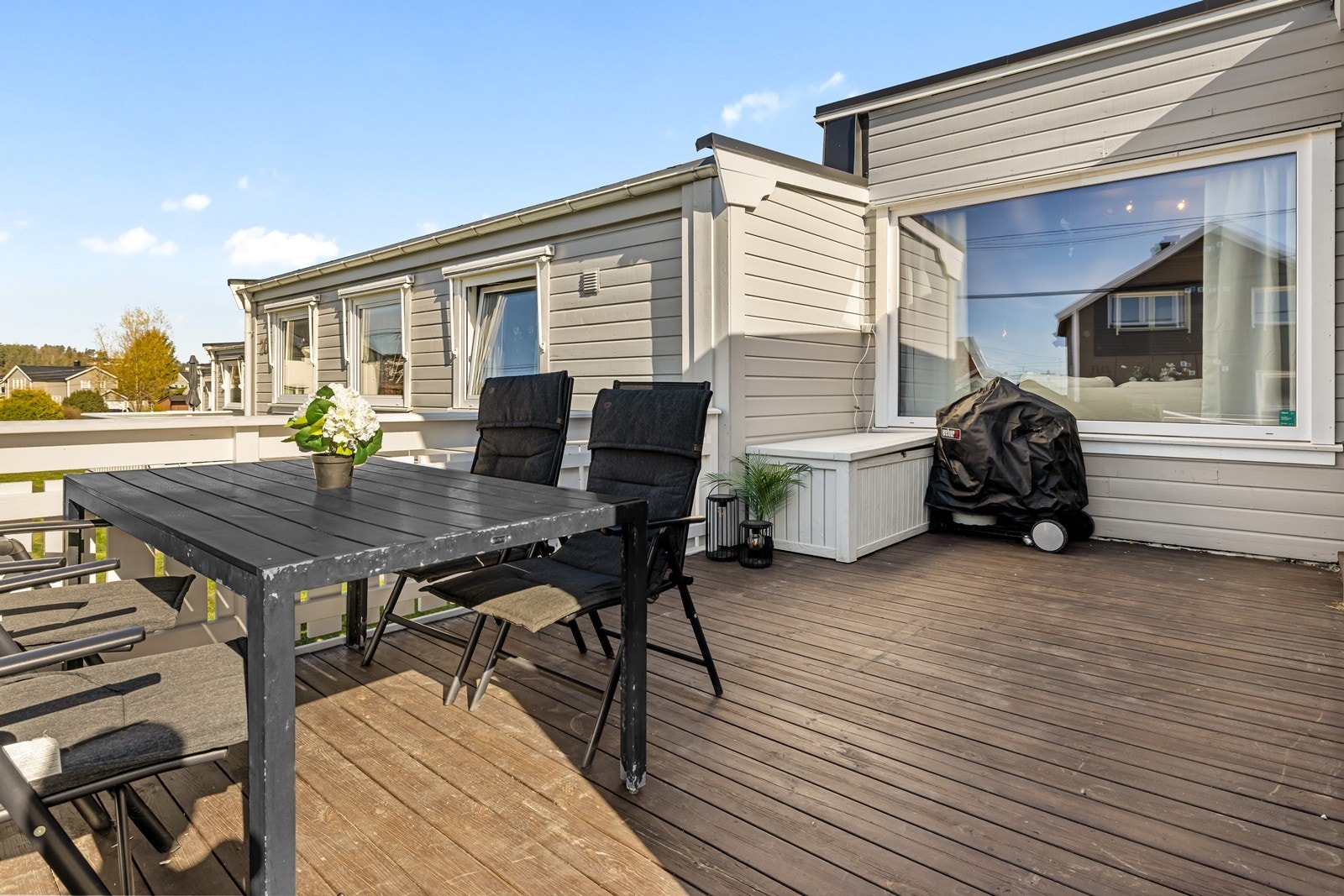 Fra første etasje er det utgang til terrasse. Galleribilde