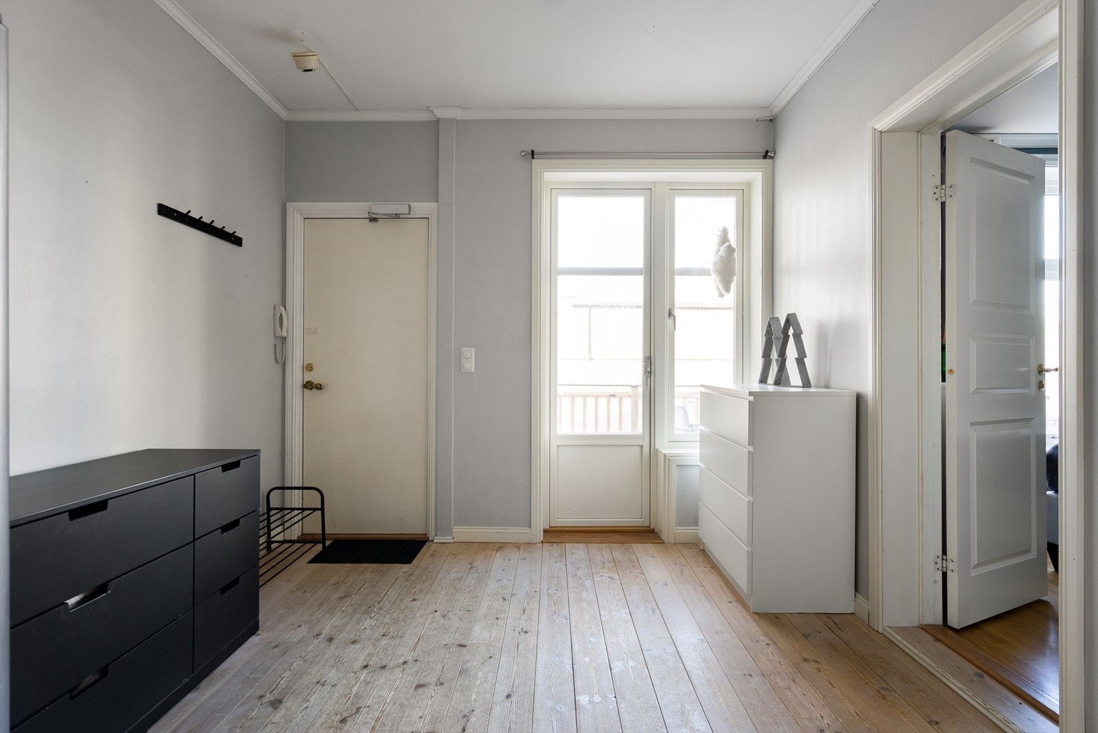 Velkommen inn! Entré har plass til oppbevaring av yttertøy og direkte utgang til balkong. Galleribilde