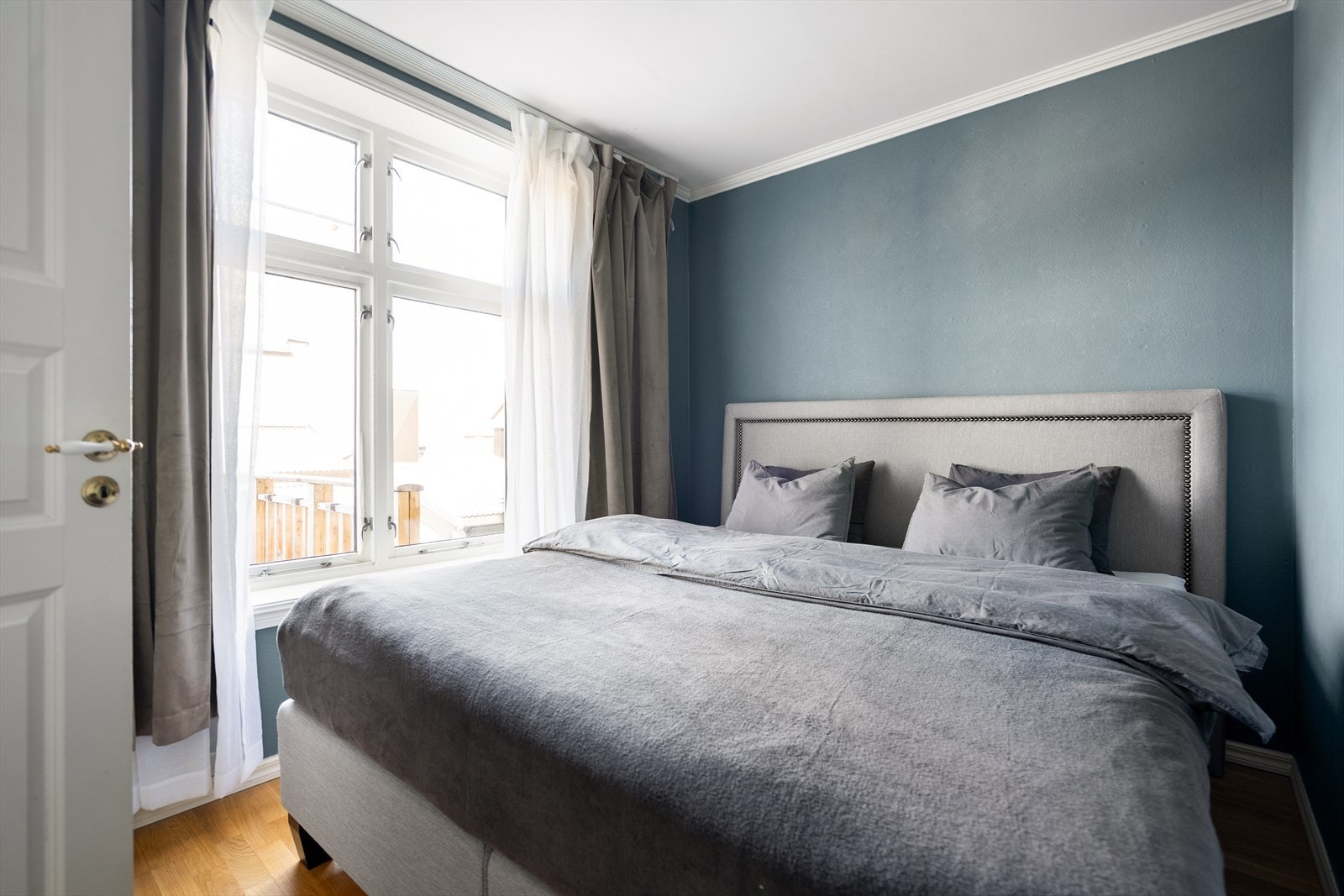 Soverom med plass til dobbeltseng- vindu som slipper inn godt med naturlig lys. Galleribilde
