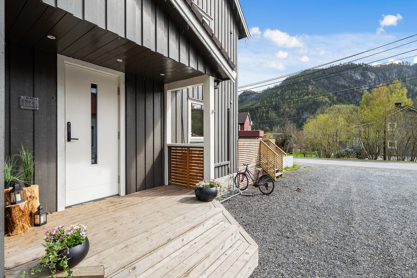 Boligen har et lekkert inngangsparti! Galleribilde