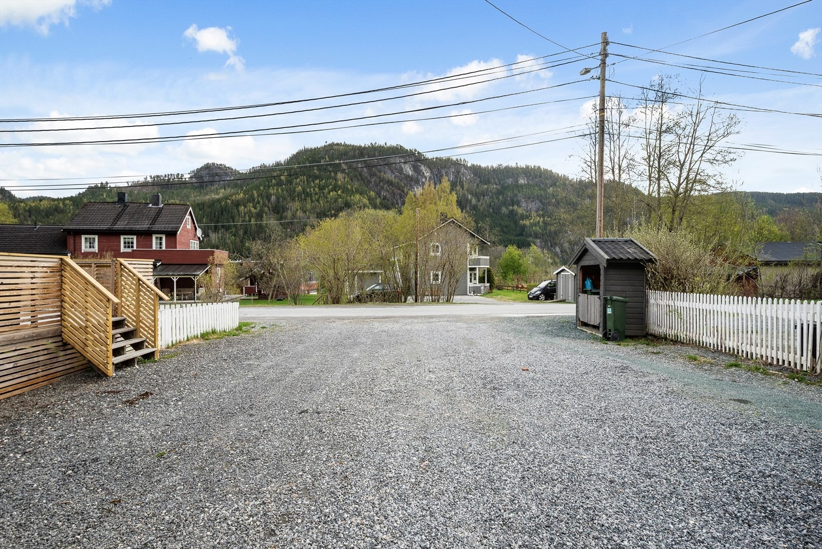 Her har man godt med biloppstillingsplasser og utviklingsmuligheter i gårdsplassen! Galleribilde