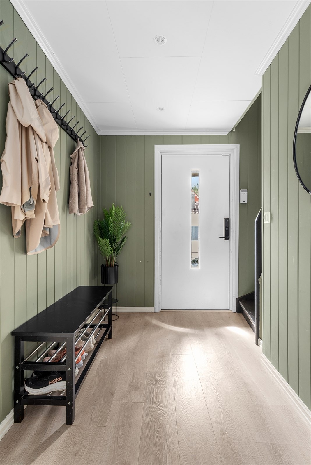 Velkommen inn i boligens entreè som går over 10 kvm og gir deg rikelig med plass til enkel innredning. Galleribilde