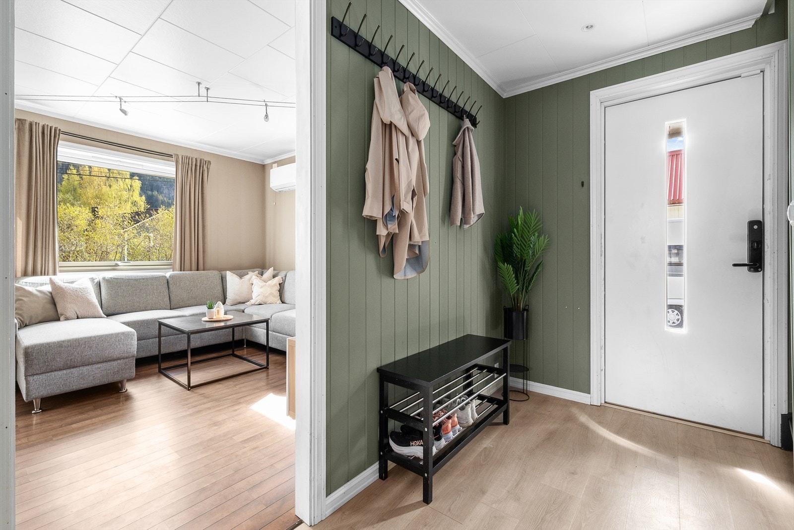 Entreen har et lekkert og tidsriktig fargepalett og byr på direkte inngang til stue og trapp opp til 2. etasje. Galleribilde