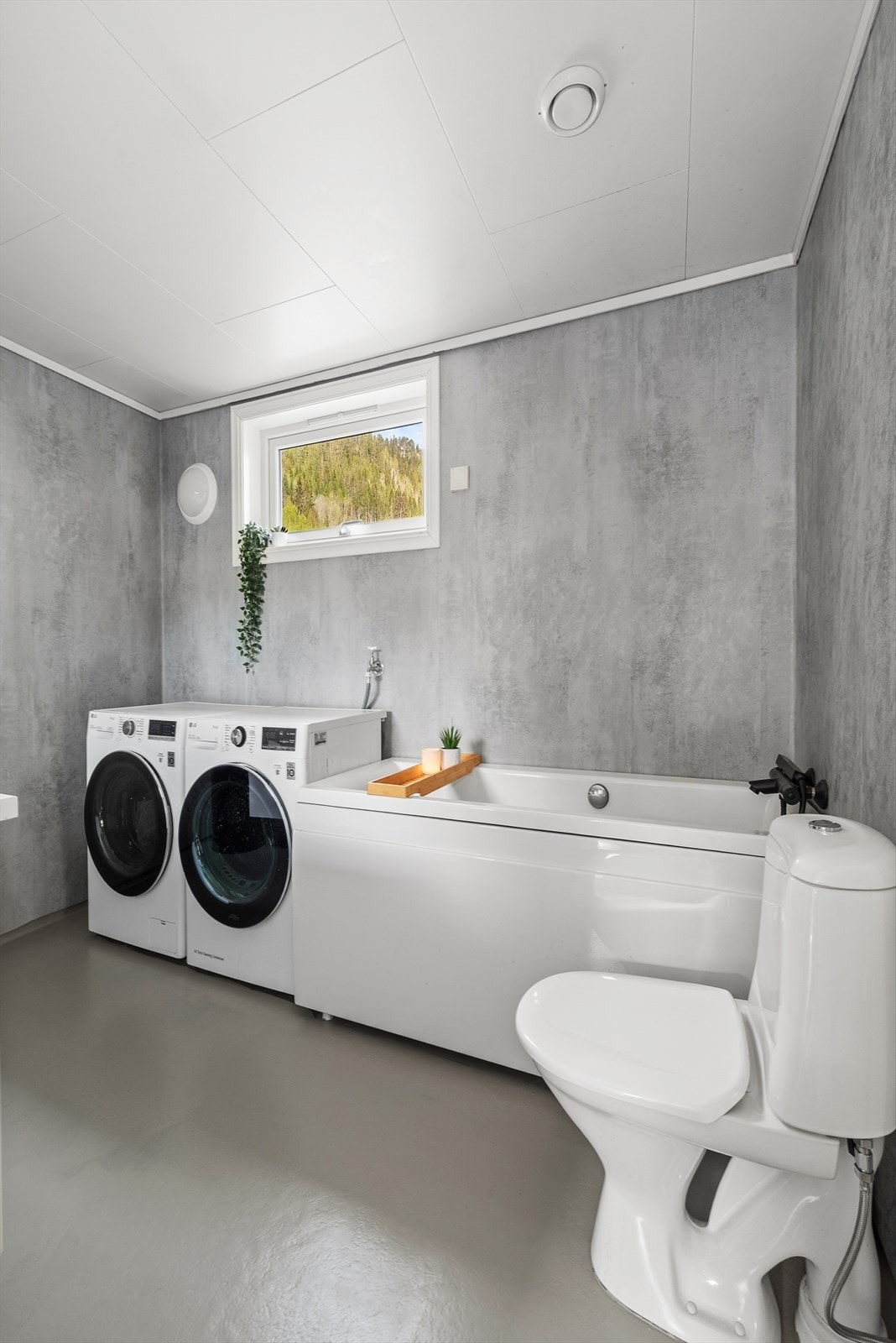 Badet er godt utstyrt med vaskemaskin, tørketrommel, wc, og godt med skapplass! Galleribilde