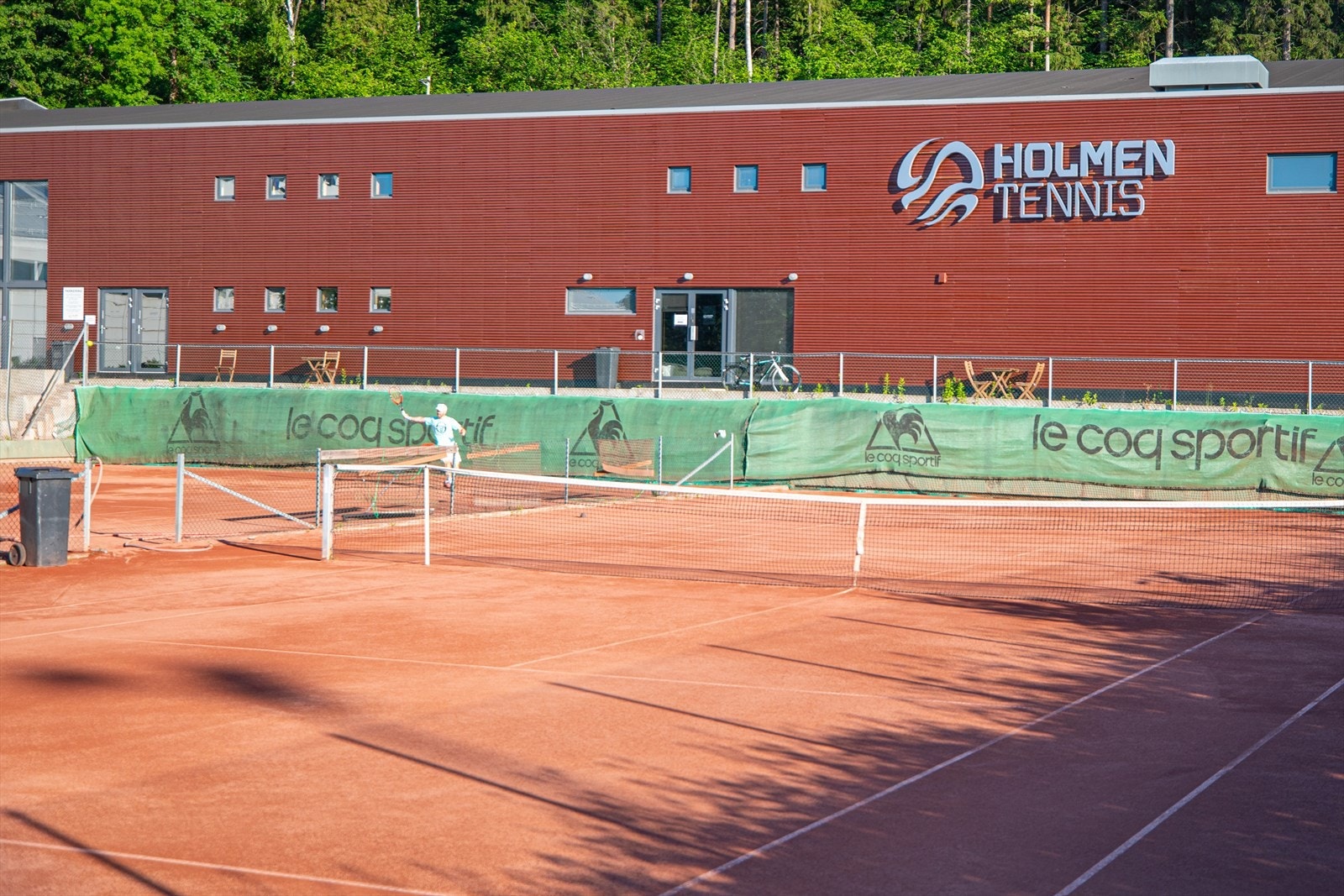 Ved Holmen er det et stort idrettsanlegg med blant annet tennis, fotballbane, ishall, klatrehall mm. Galleribilde