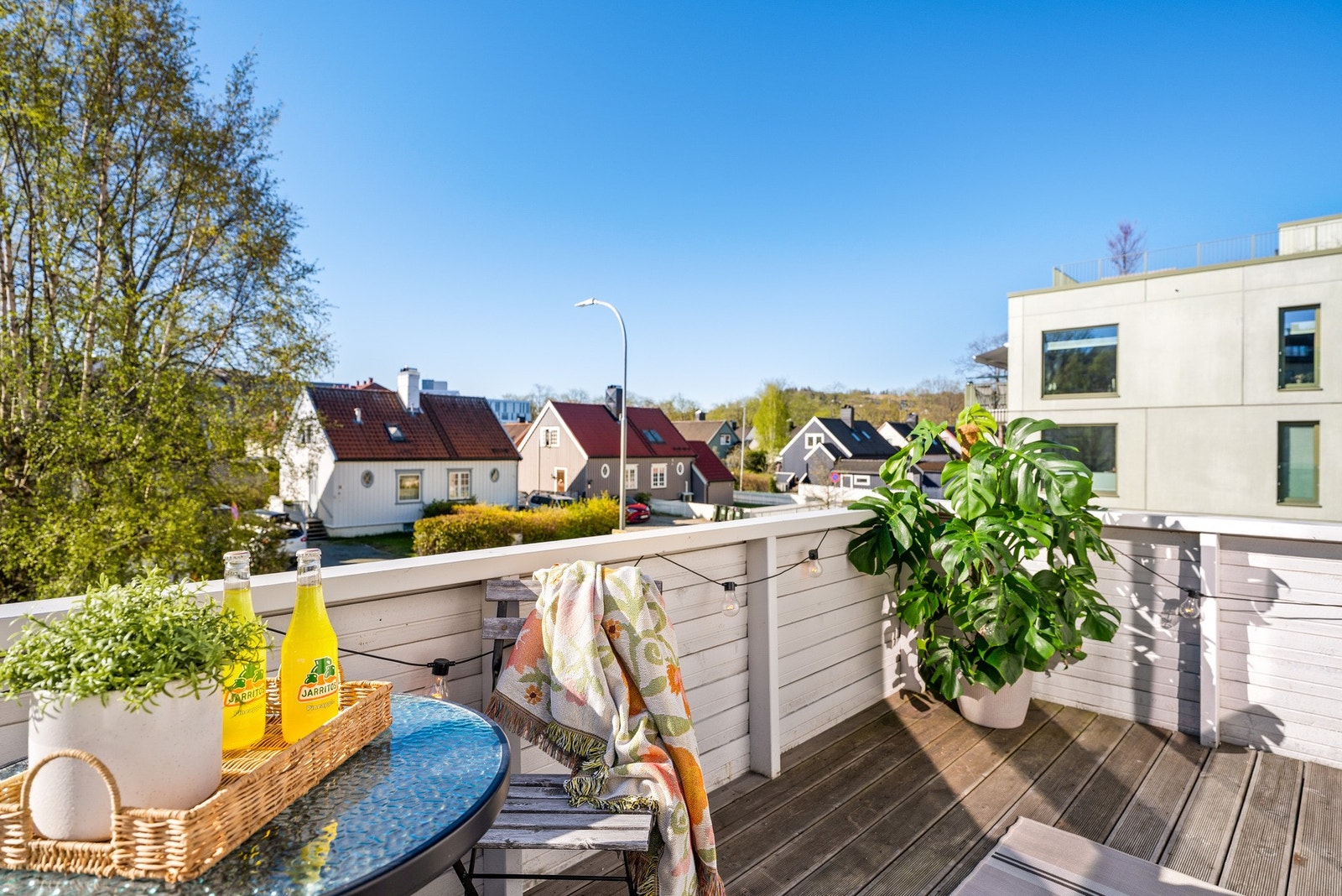 Romslig balkong med gode solforhold. Galleribilde