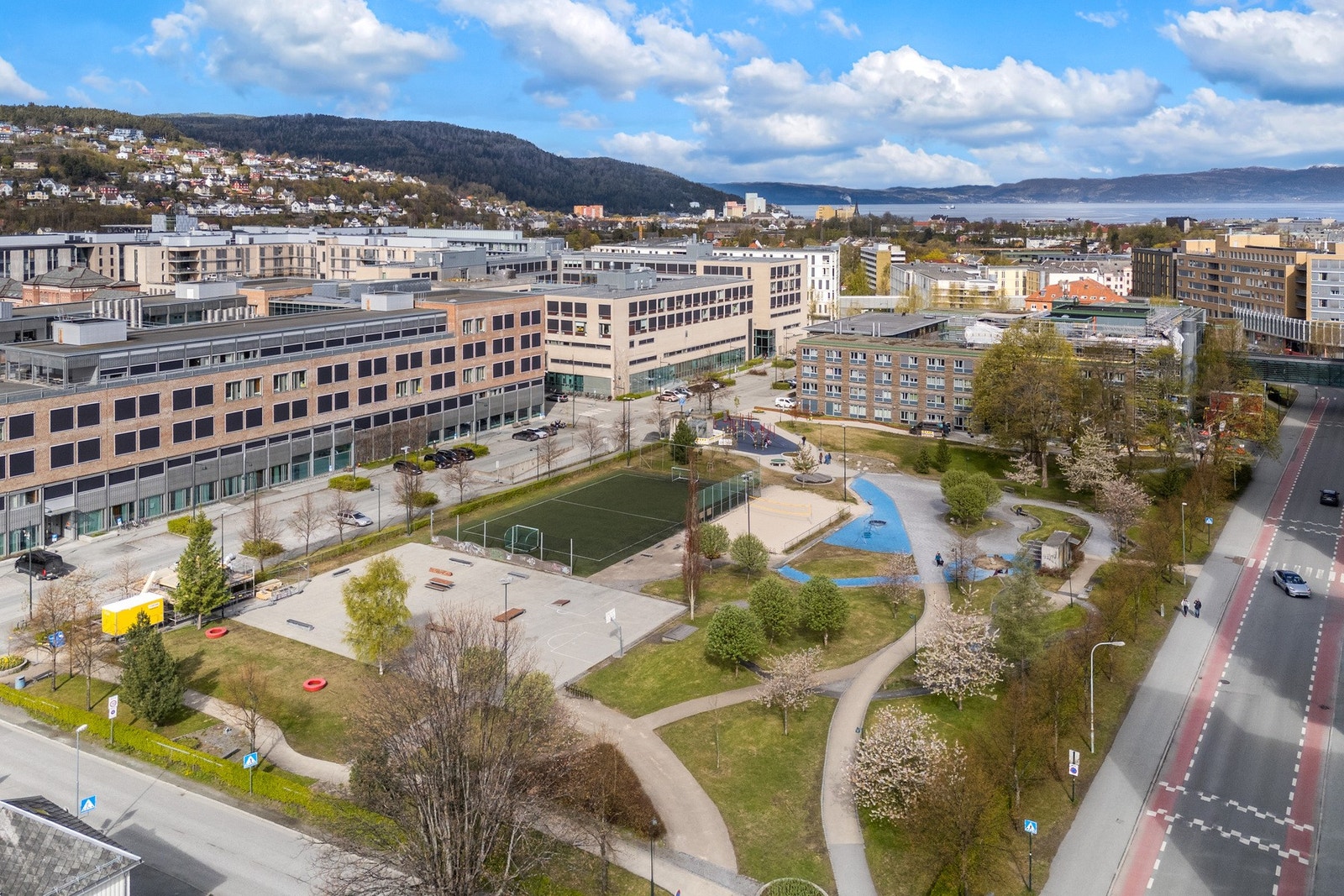 Det er flere flotte grøntområder i nærheten med blant annet Finalebanen aktivitetspark og Nidelva like ved. Galleribilde