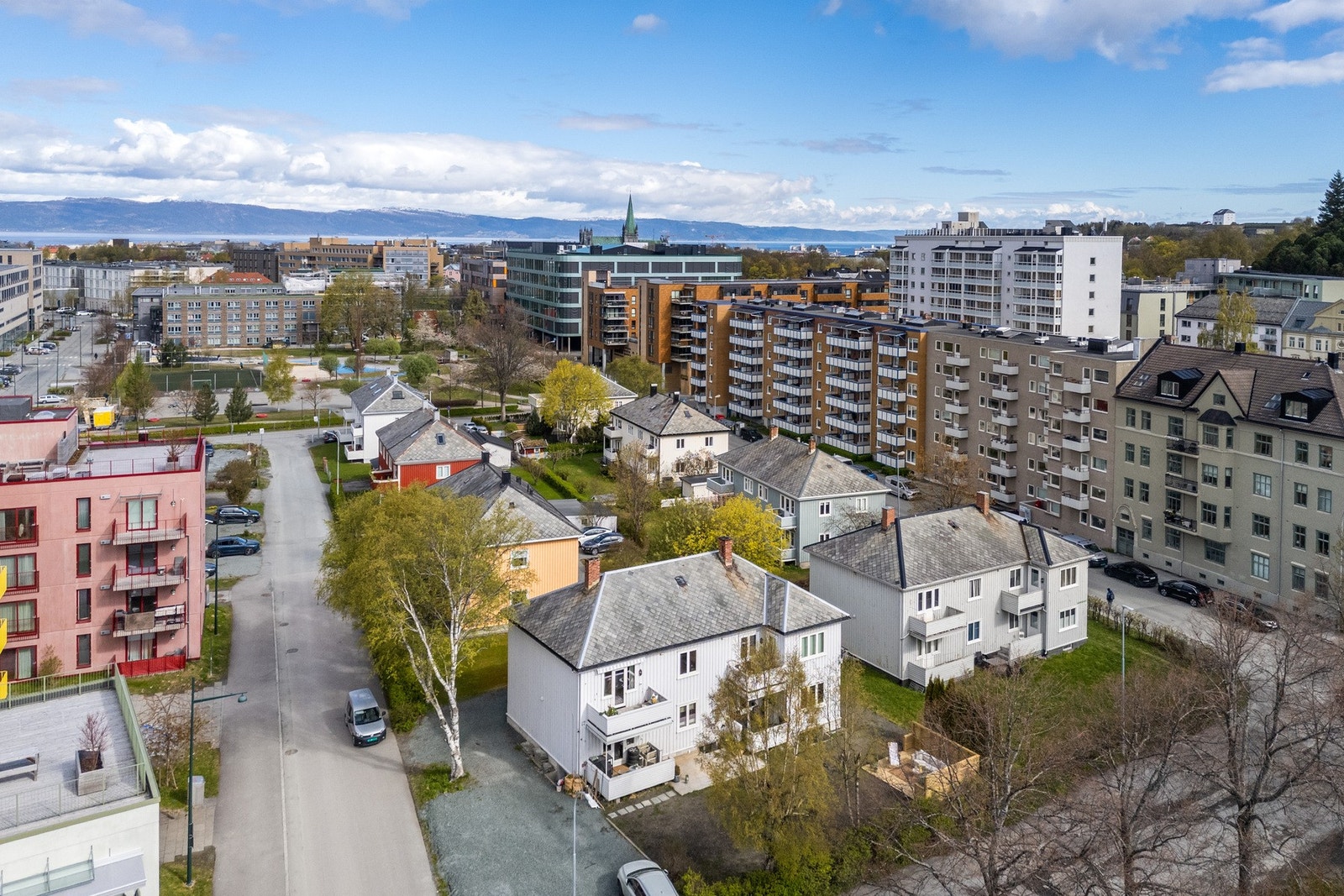Svært sentral beliggenhet med gangavstand til alle fasiliteter. St. Olavs og NTNU Gløs er i umiddelbar nærhet. Galleribilde