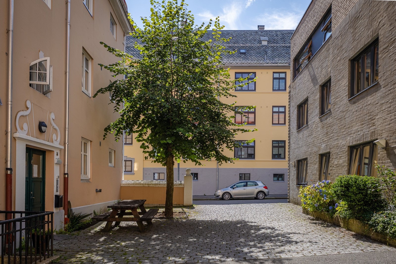 Mot Konsul Børs gate og noen av vinduene i stue Galleribilde