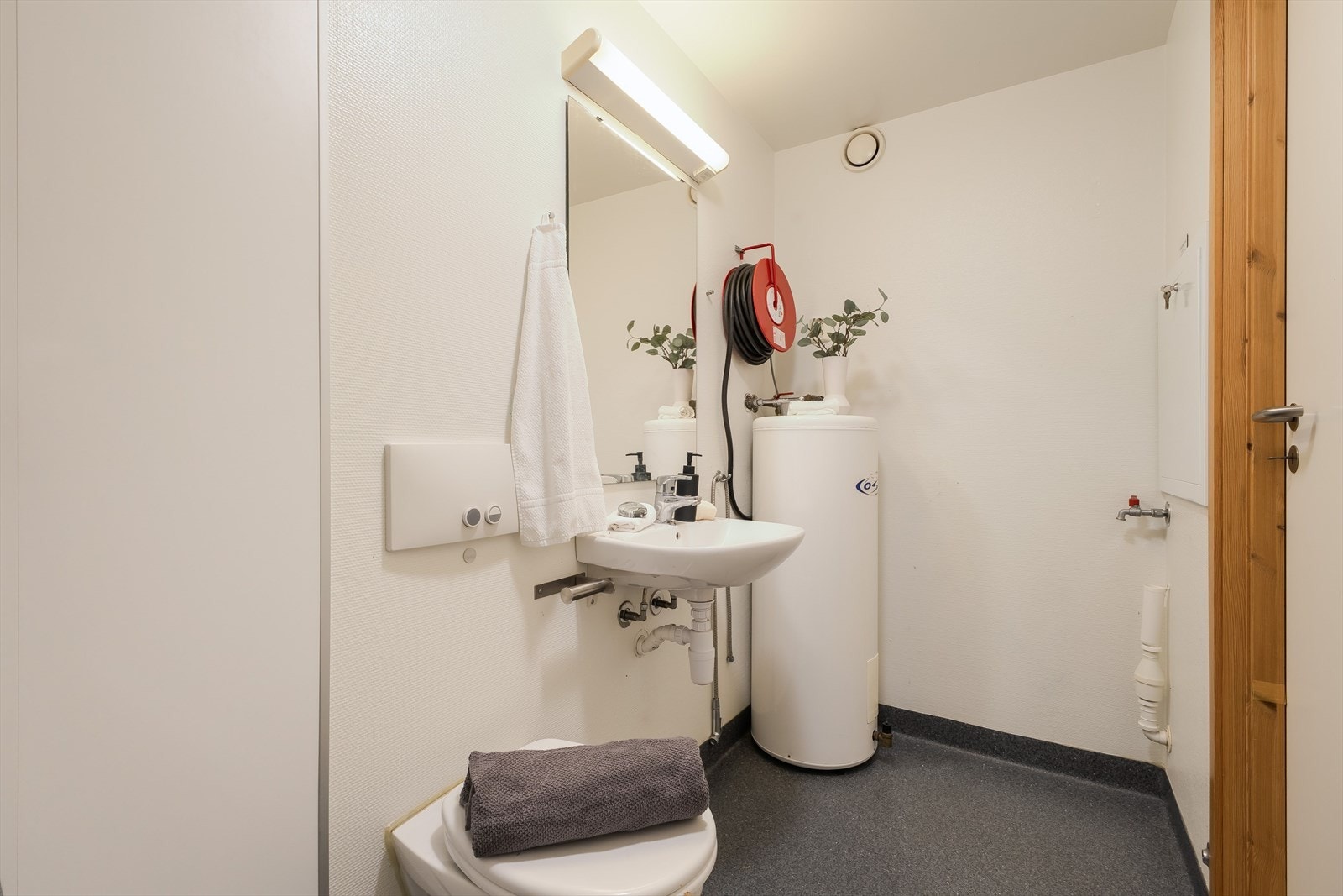Bad med opplegg for vaskemaskin Galleribilde
