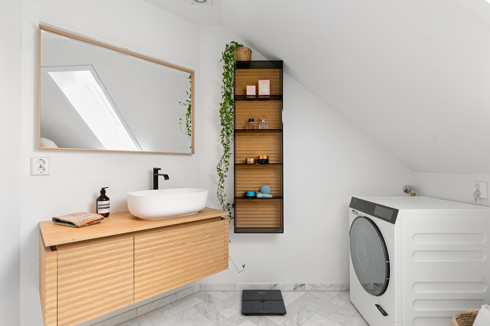 Stilrent og ekslusivt baderom med gjennomgående moderne materialvalg. Galleribilde