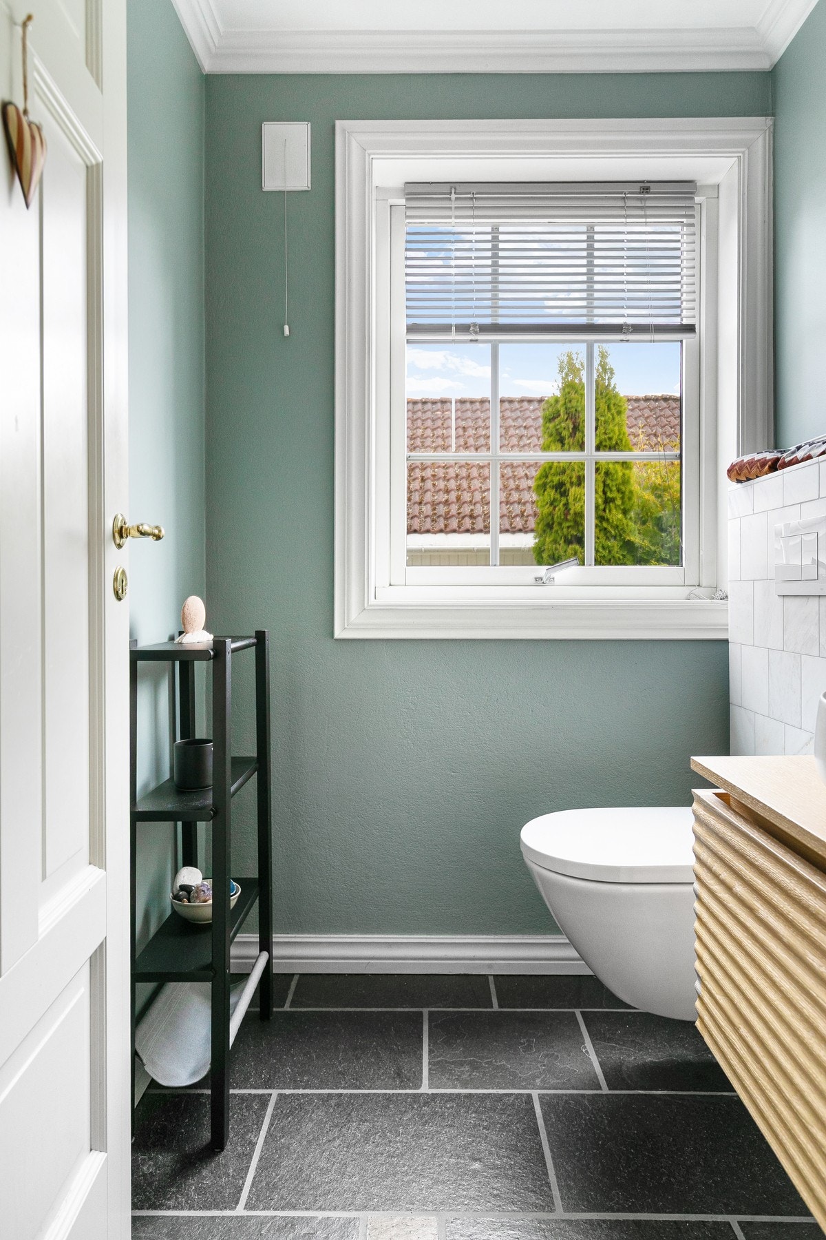 Rommet er innredet med wc og servant med tilhørende innredning. Galleribilde