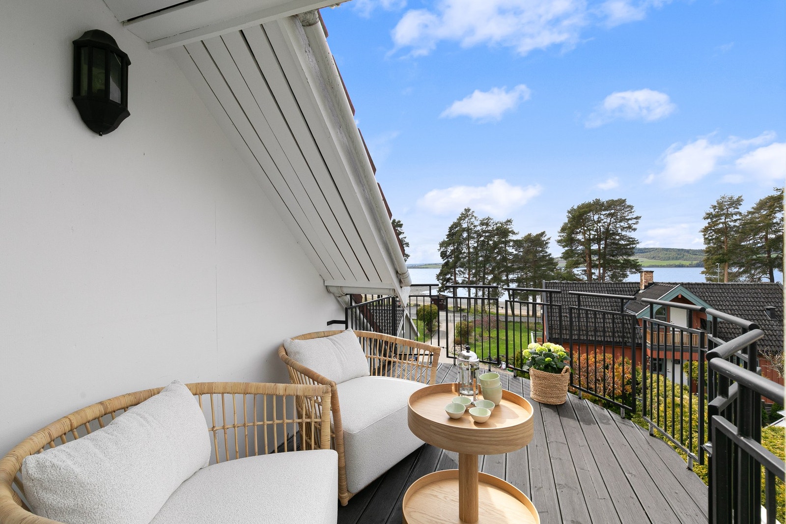 Balkongen har god plass til sittegruppe og fremstår som en naturlig forlengelse av rommet. Galleribilde
