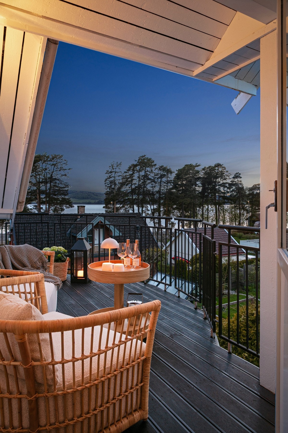 Fra balkongen kan man nyte nydelige solnedganger over Mjøsa. Galleribilde