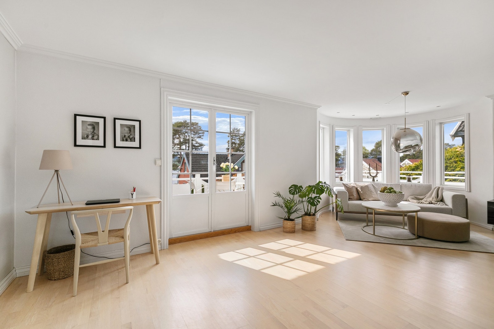 Lys og luftig stue med store vindusflater som gir rikelig med naturlig lys. Galleribilde