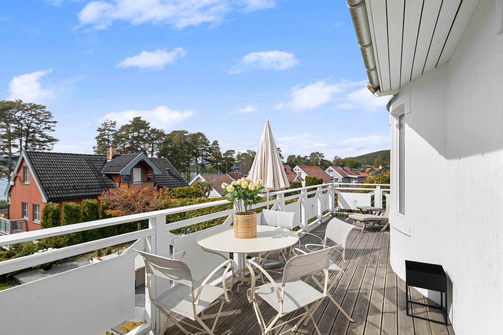 Fra stuen er det direkte utgang til en romslig terrasse med gode solforhold. Galleribilde