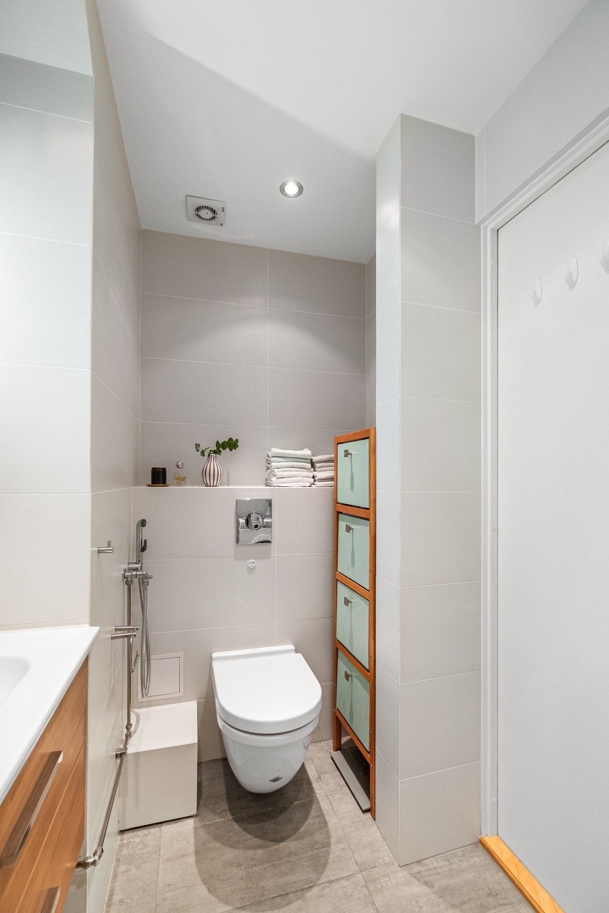 Badet er utstyrt med elektriske varmekabler. Ventilasjon skjer via elektrisk styrt vifte i himling. Galleribilde