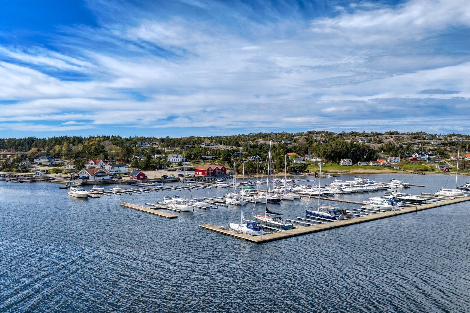 Sand Marina med restaurant og kiosk ligger kun en kort spasertur fra hytta. Galleribilde