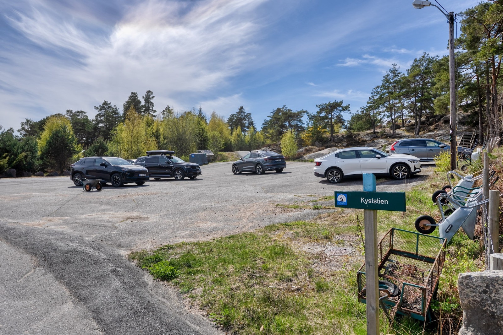 Hytta har egen parkeringsplass. I tillegg er det gjesteplasser på neste platå. Galleribilde