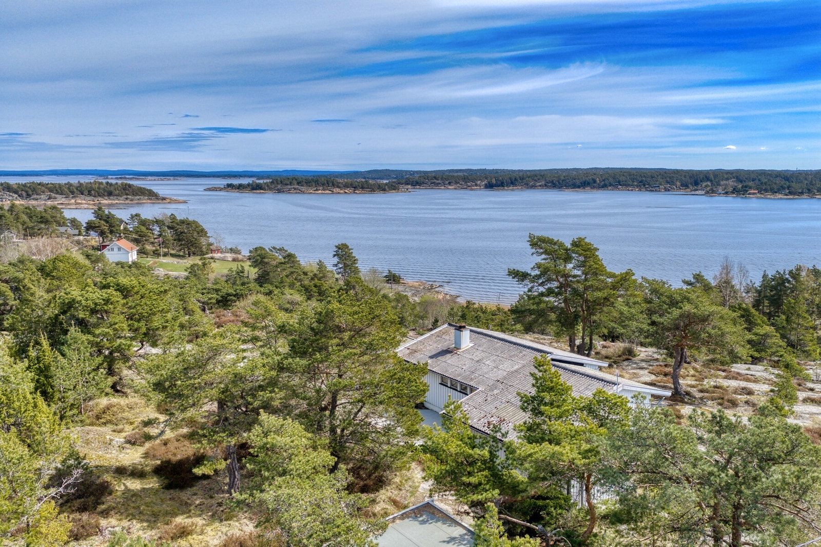 Herfra får du fantastisk utsikt over vakkert skjærgårdslandskap, Asmaløy og videre mot Singløya. Galleribilde