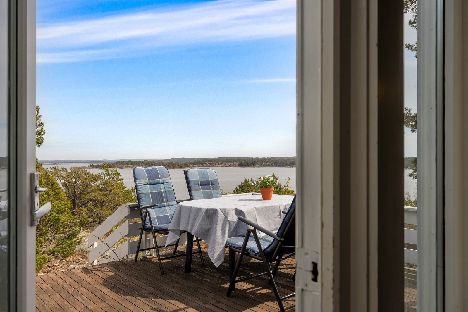 Fra kjøkkenet er det direkte adkomst til terrasse med gode sol- og utsiktsforhold. Galleribilde