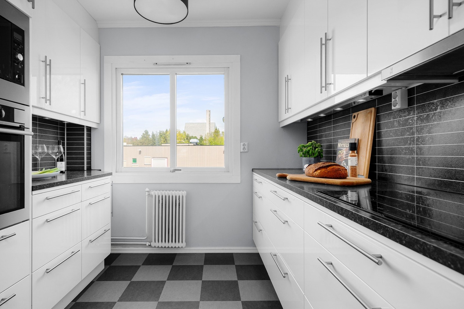 Lys og moderne kjøkkeninnredning fra 2017 med god skap- og benkeplass. Innredningen har glatte fronter og laminert benkeplate med nedfelt oppvaskkum. Galleribilde