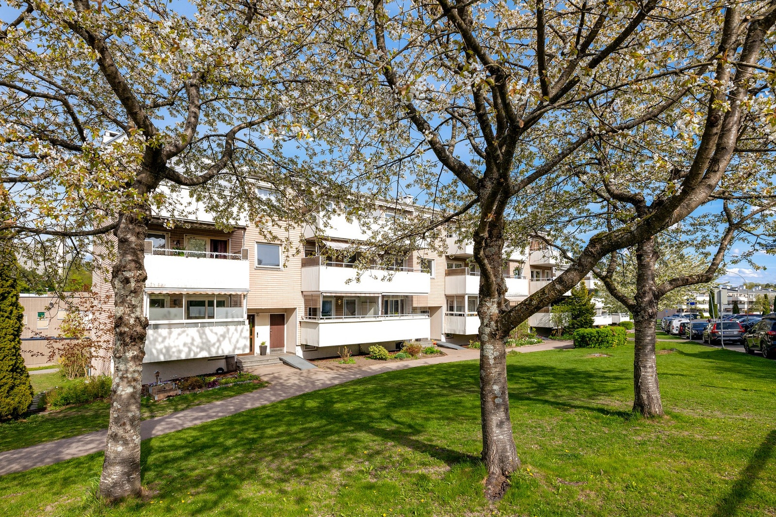 Leiligheten ligger sentralt til i et veletablert boligområde på Manglerud. Fra eiendommen er det kort avstand til barnehager, skoler, matbutikker, Manglerud senter, samt et godt kollektivtilbud med buss og t-bane. Nærhet til Østmarka med flotte tur- og re Galleribilde