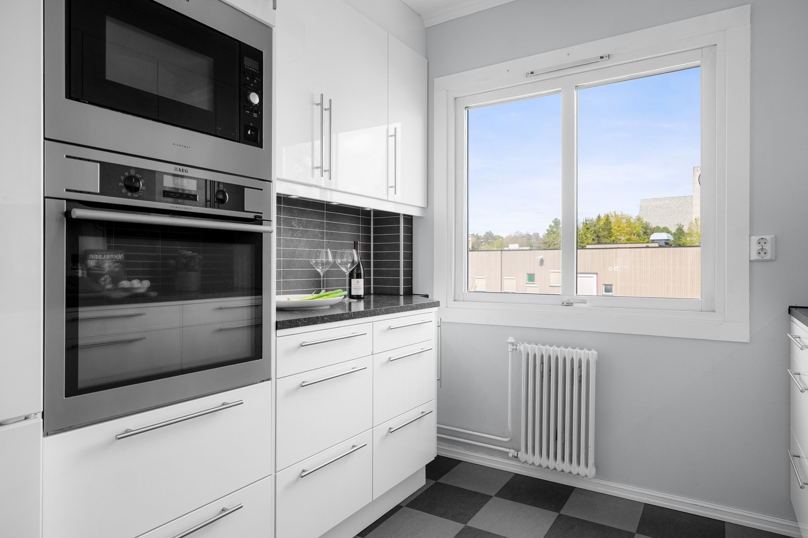 Kjøkkenet er utstyrt med medfølgende integrerte hvitevarer som stekeovn og mikrobølgeovn i høyskap, oppvaskmaskin, nedfelt platetopp og mekanisk kjøkkenventilator med kullfilter. Galleribilde