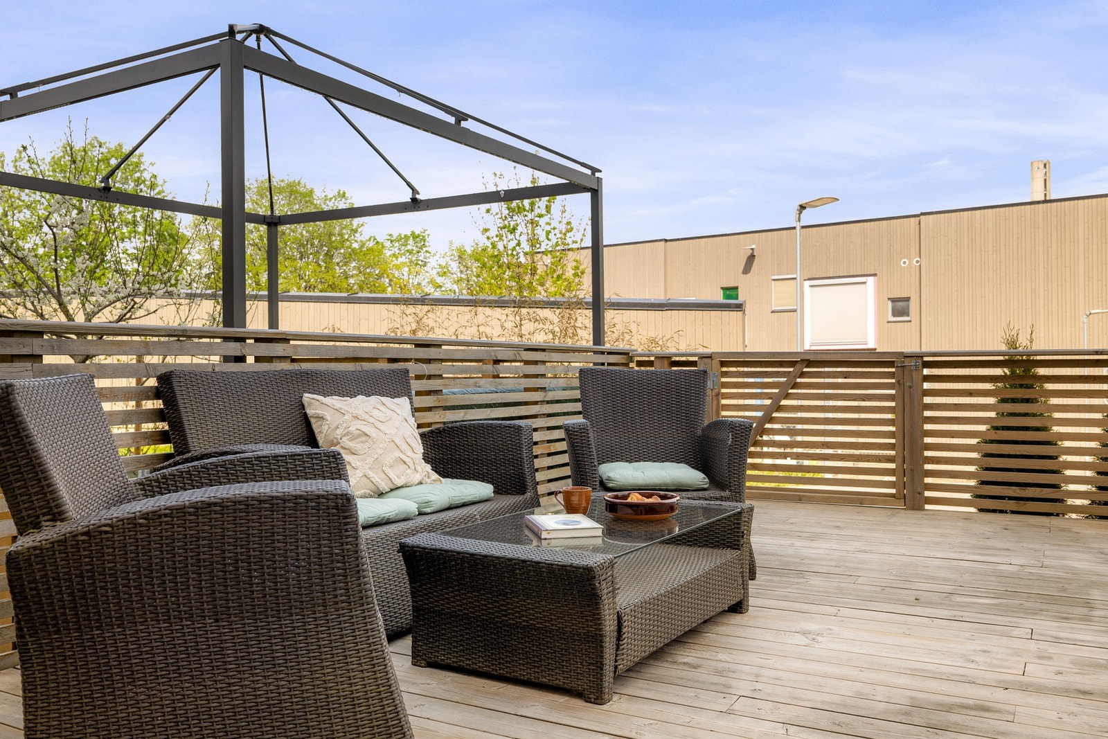 Terrasse har gode solforhold på morgningen. Kveldssolen titter frem rett før solnedgang igjen. Galleribilde