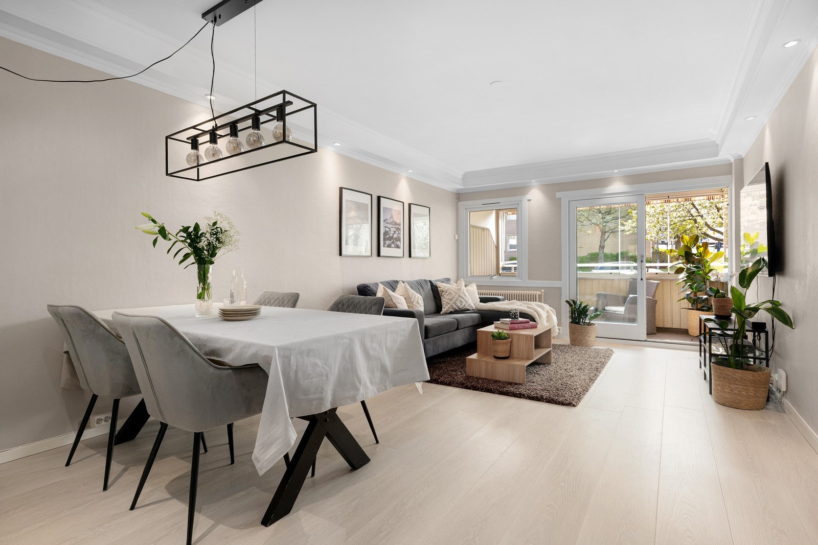 En stor og hyggelig 4-roms leilighet med sydvestvendt innglasset balkong og stor terrasse på 49m². Galleribilde