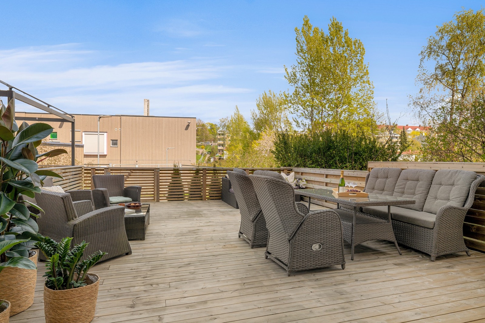 Fra soverommet er det utgang til en stor og fin terrasse på 49m². Galleribilde