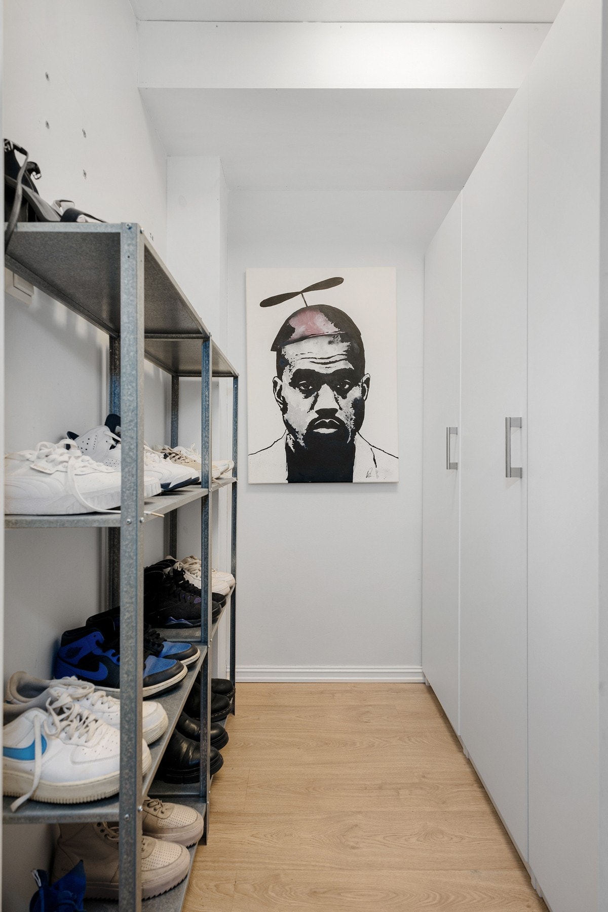 Her er det god oppbevaringsplass i medfølgende garderobeskap. I tillegg disponerer leiligheten en ekstern bod på 4m² i underetasjen. Galleribilde
