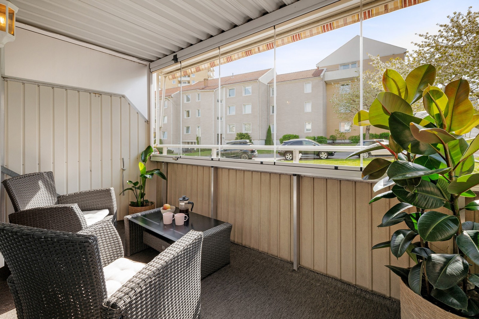 Fra stuen har du en stor skyvedør ut til den innglassede balkongen som blir en naturlig forlengelse av stuen. Galleribilde