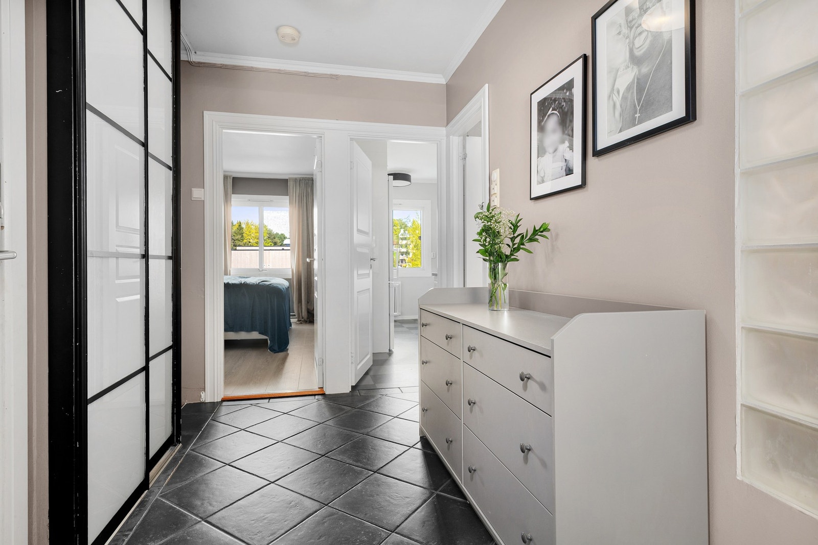 I entréen har du god oppbevaringsplass i stor skyvedørsgarderobe, samt ytterligere plass til kommoder eller garderobeskap. Galleribilde