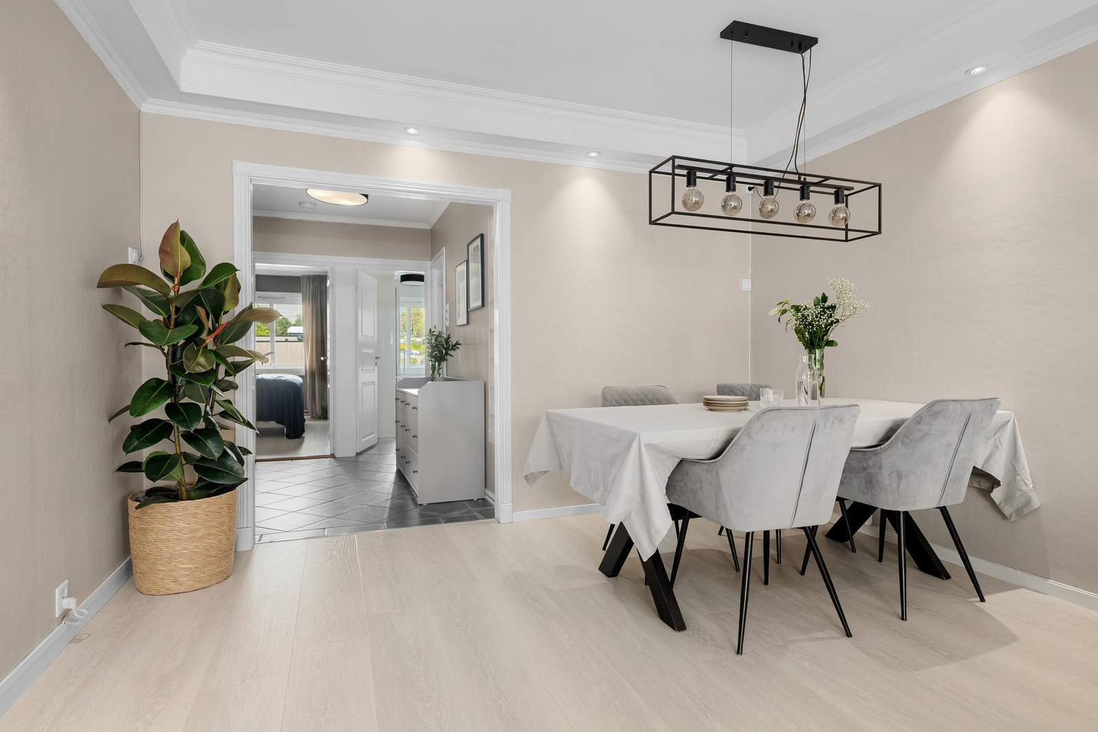 Stuen har god standard med lys enstavs laminat på gulv, overflater malt i en innbydende farge og downlightskasser i himlingen. Galleribilde