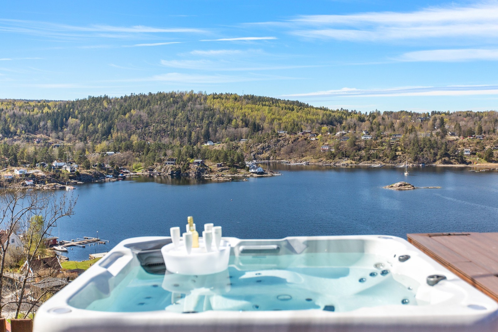 Svømmebasseng og jacuzzi i helt fantastiske omgivelser Galleribilde
