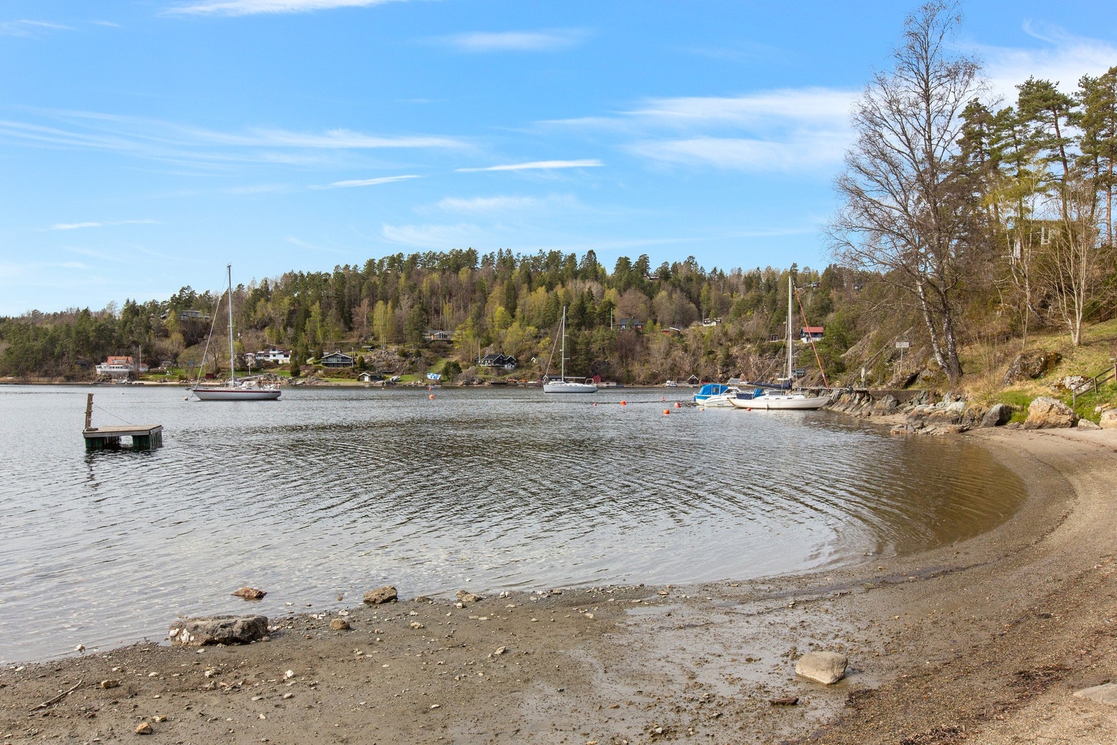 Stranden finner du nedenfor huset. 100 meter i luftlinje Galleribilde