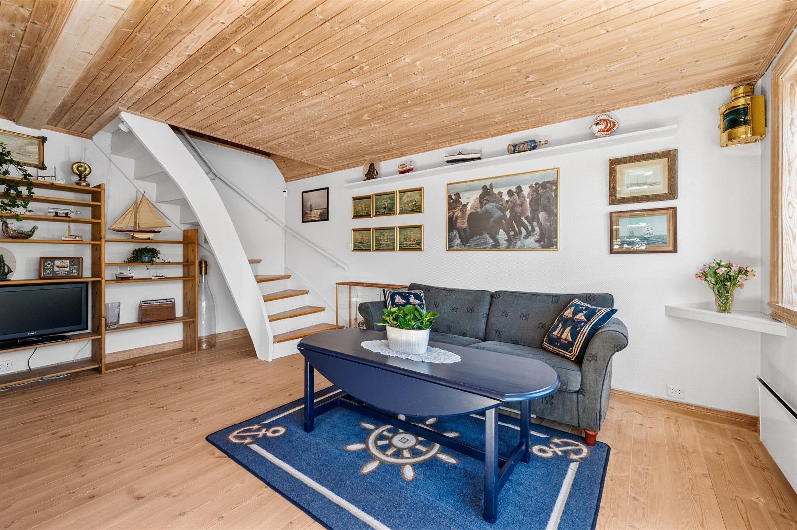 Trapp opp til loftsetasjen som har videre forbindelse inn til huset Galleribilde